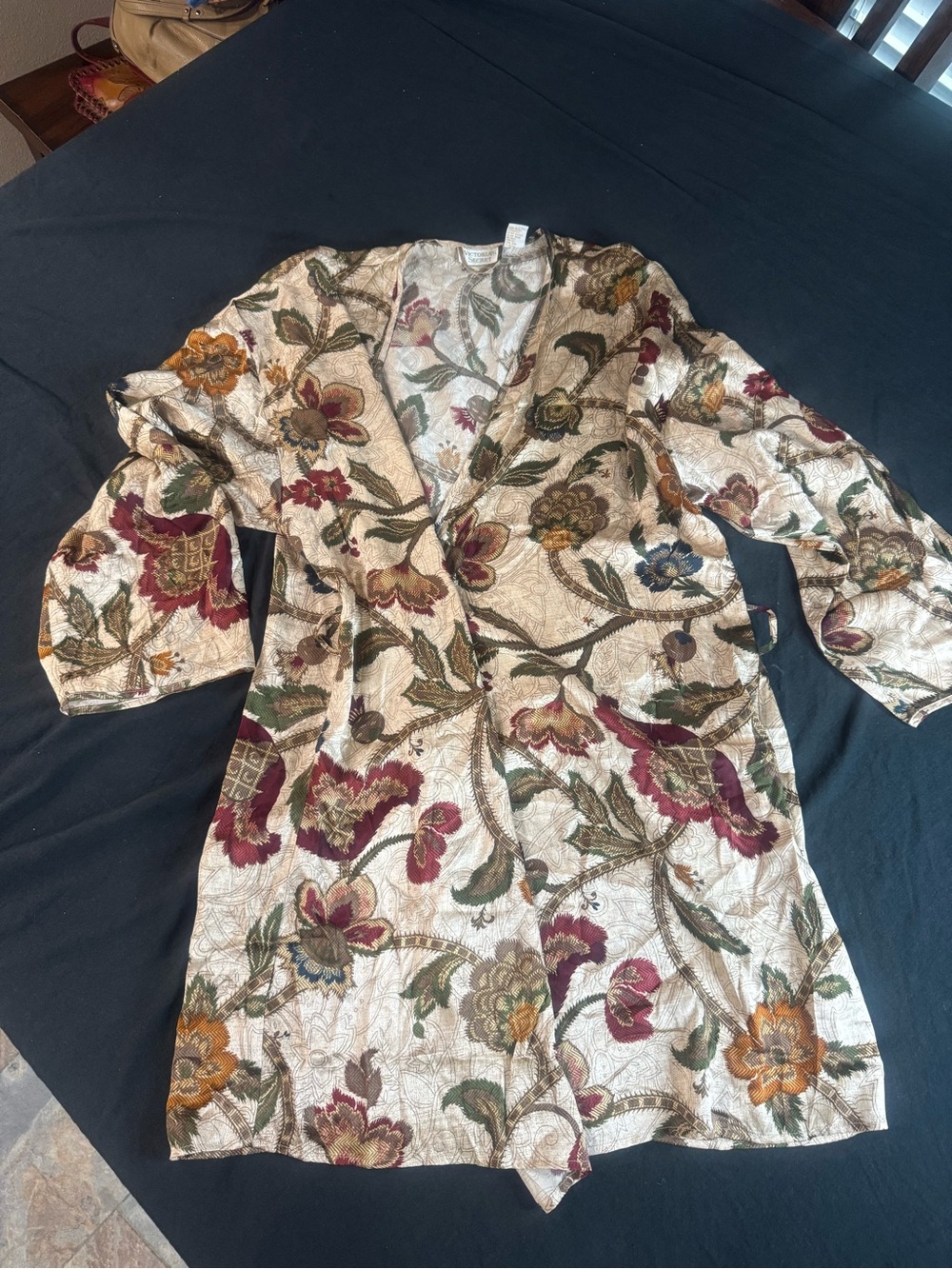 Vintage 90s Victoria’s Secret 100% Silk Floral Robe M/L